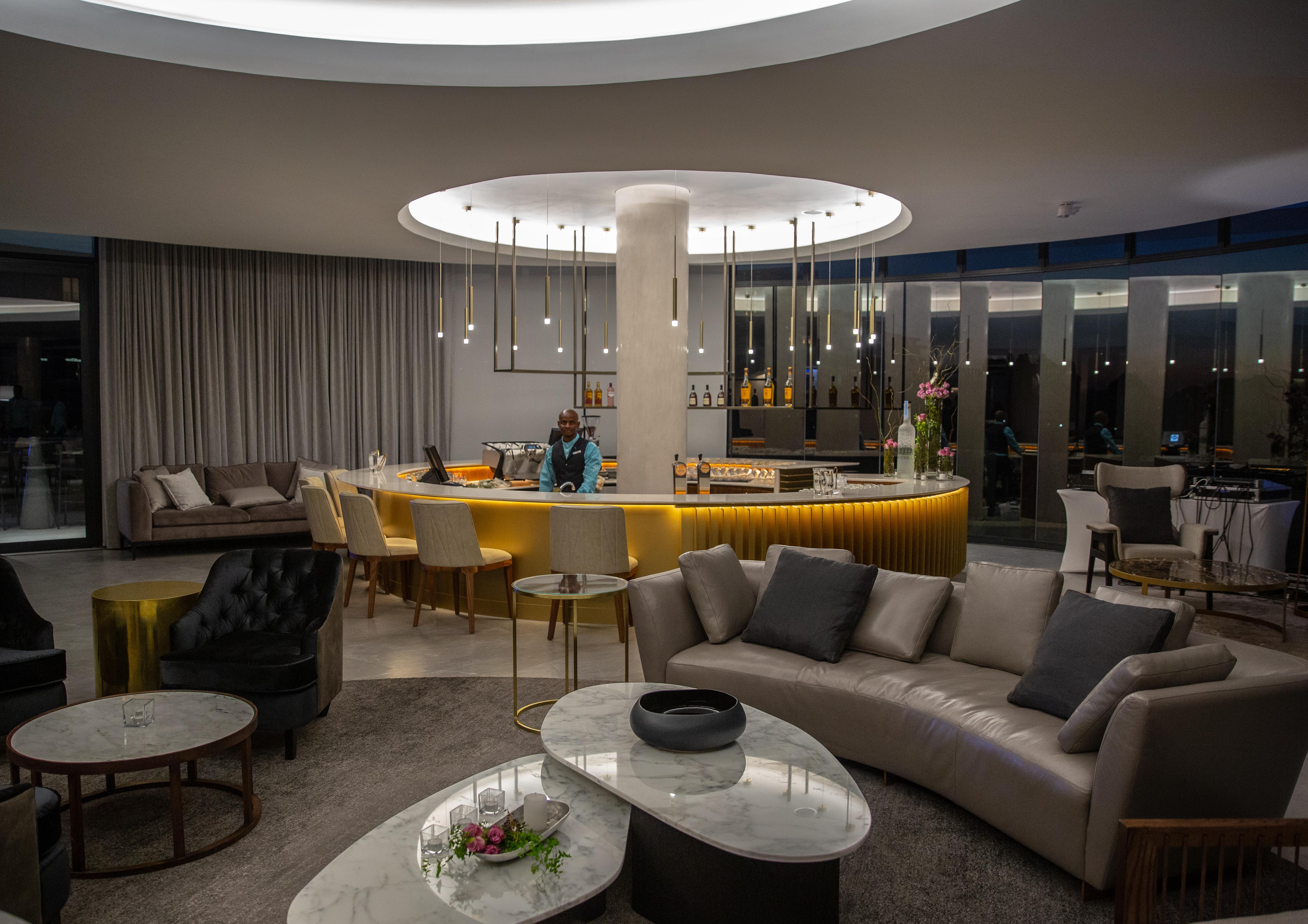 The Houghton Hotel, Spa, Wellness & Golf Johannesburg Eksteriør billede The lounge at the airport