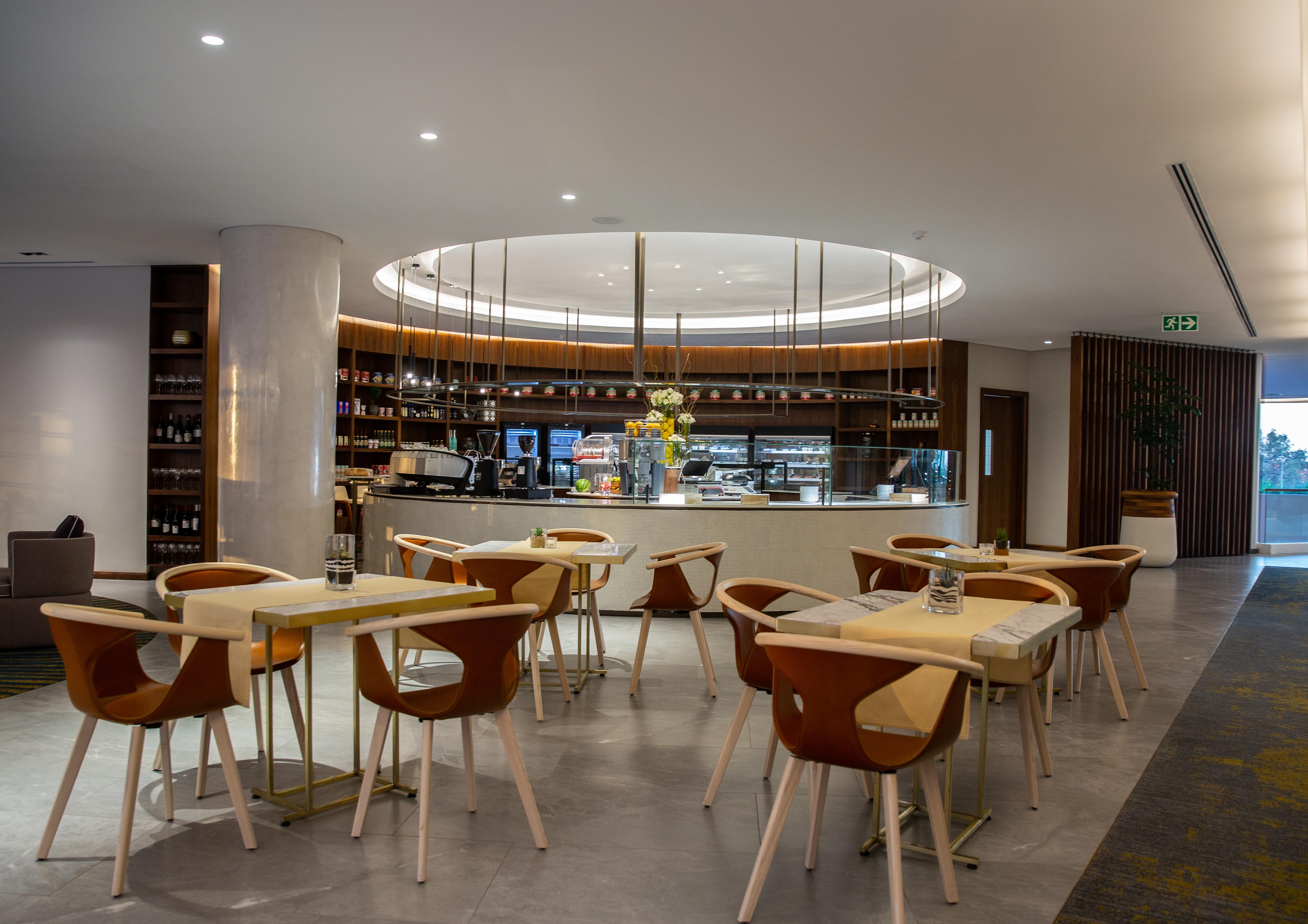 The Houghton Hotel, Spa, Wellness & Golf Johannesburg Eksteriør billede The lounge at the airport