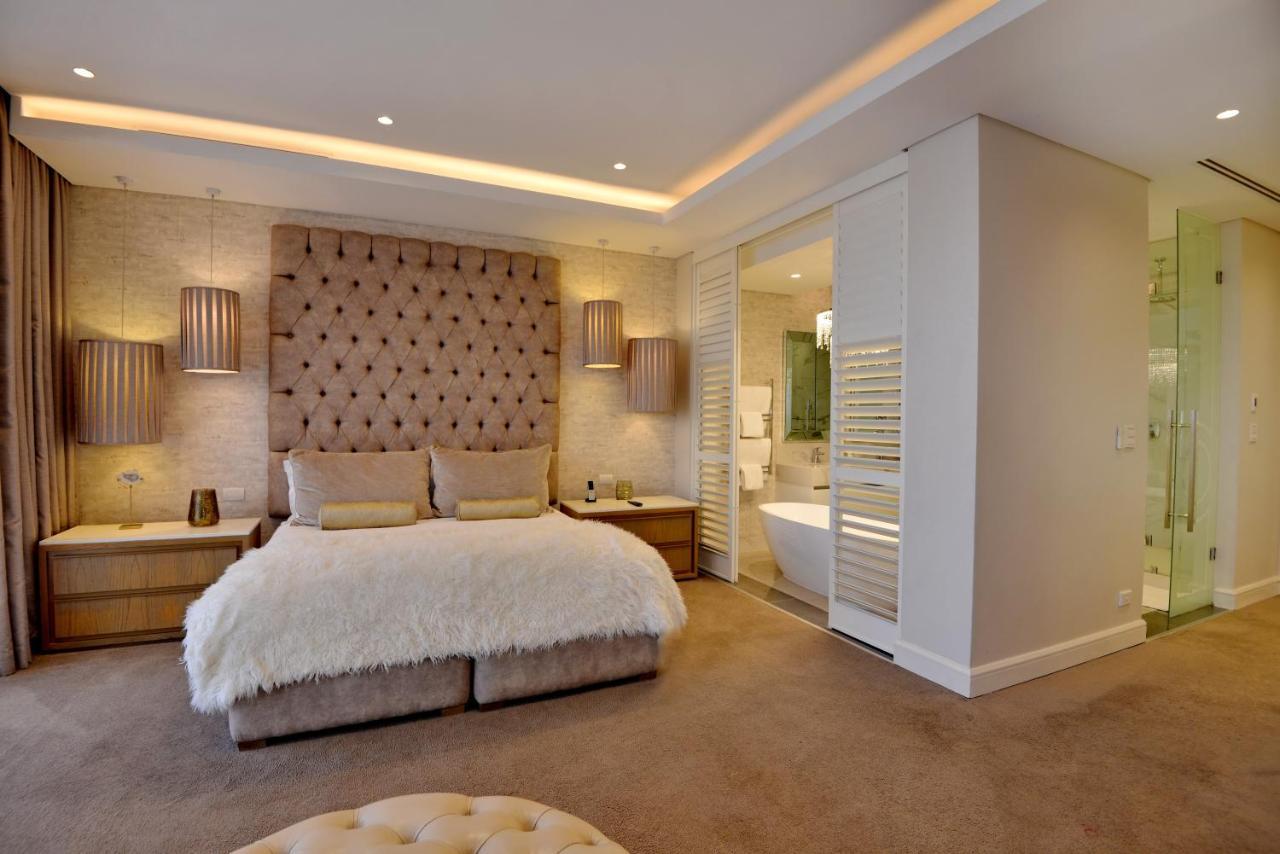 The Houghton Hotel, Spa, Wellness & Golf Johannesburg Eksteriør billede A bedroom with a bathroom