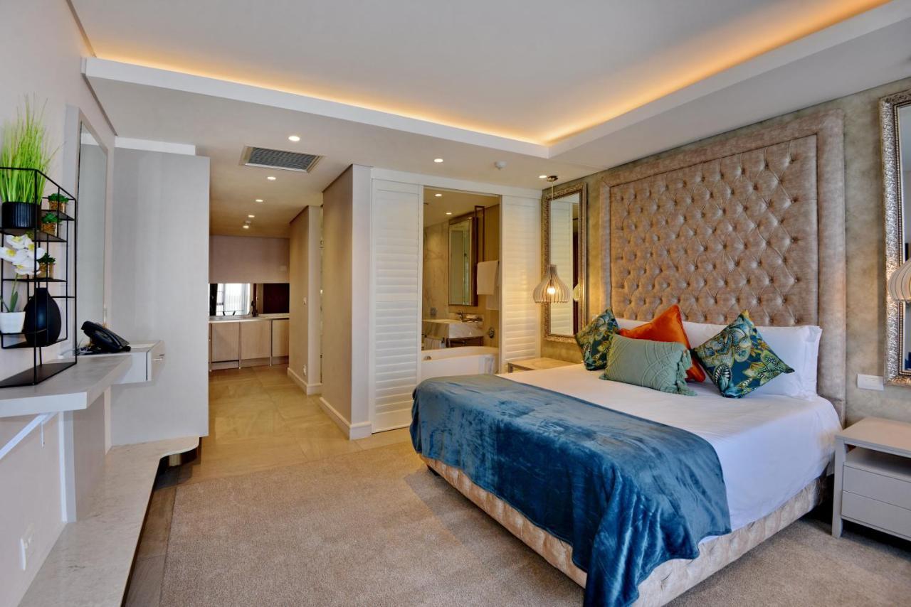 The Houghton Hotel, Spa, Wellness & Golf Johannesburg Eksteriør billede A bedroom at the Cape Town Marriott Hotel