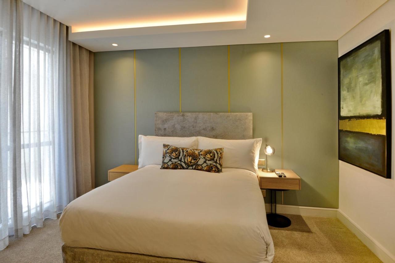 The Houghton Hotel, Spa, Wellness & Golf Johannesburg Eksteriør billede A bedroom at the hotel