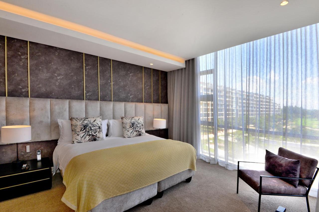 The Houghton Hotel, Spa, Wellness & Golf Johannesburg Eksteriør billede A bedroom at the InterContinental Johannesburg