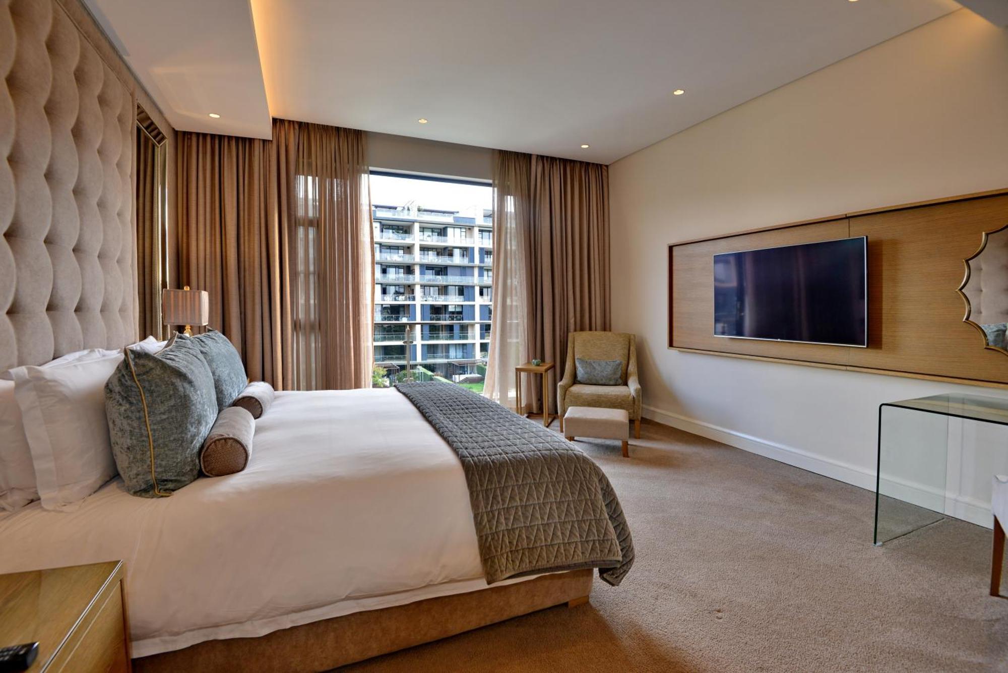 The Houghton Hotel, Spa, Wellness & Golf Johannesburg Værelse billede A bedroom at the Taj Bengal