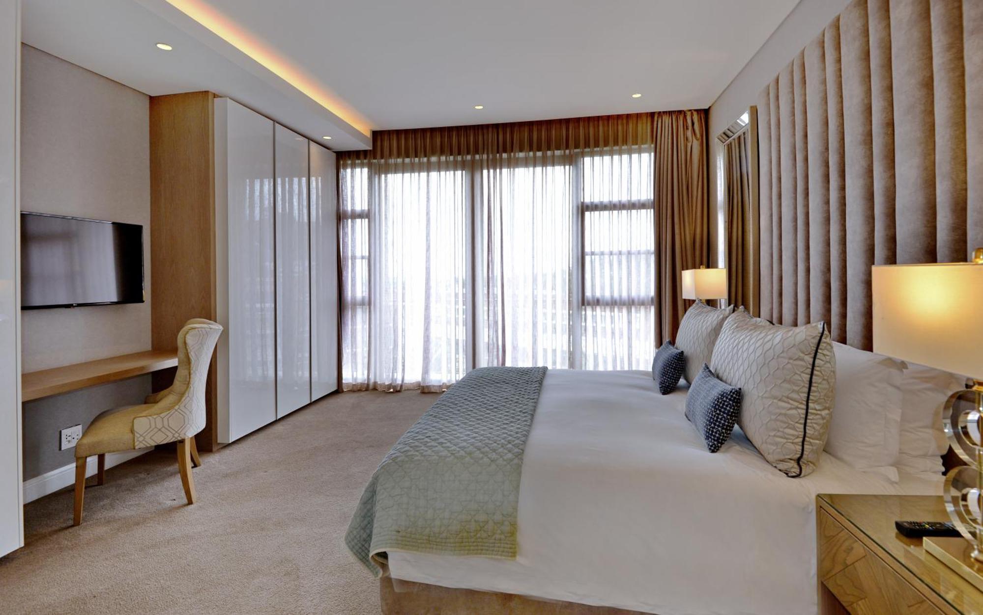 The Houghton Hotel, Spa, Wellness & Golf Johannesburg Eksteriør billede A bedroom at the hotel